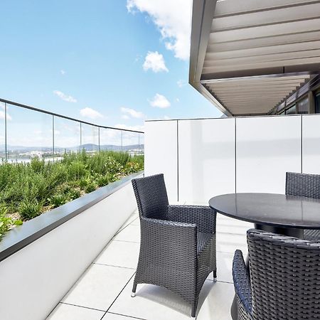 Meriton Suites Canberra Esterno foto A balcony