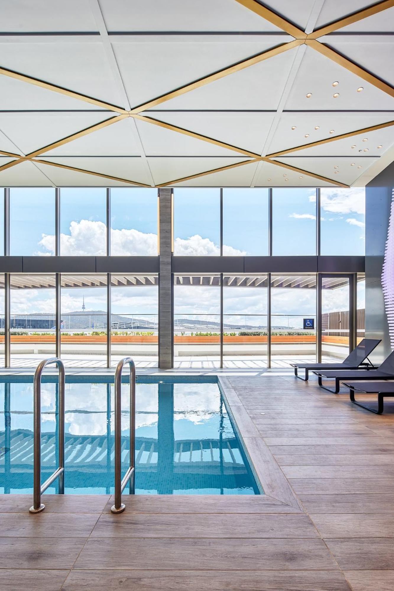 Meriton Suites Canberra Esterno foto The pool at the hotel