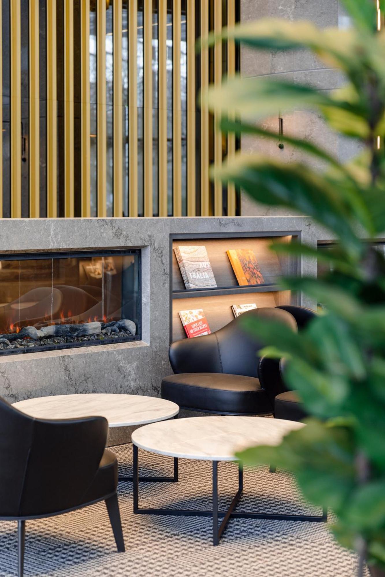 Meriton Suites Canberra Esterno foto The lounge at the airport