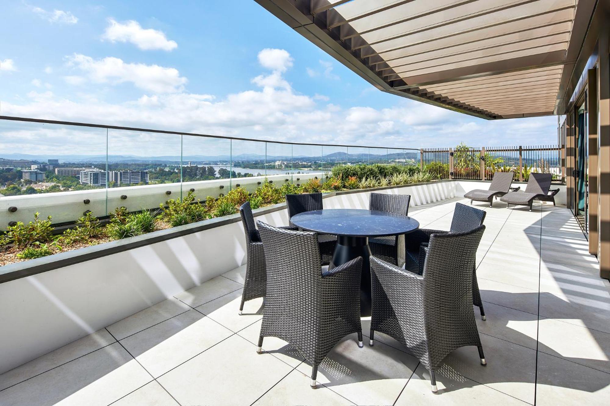 Meriton Suites Canberra Esterno foto The rooftop garden