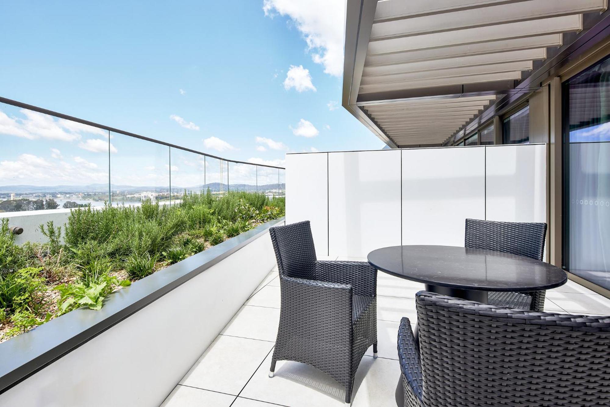 Meriton Suites Canberra Esterno foto A balcony