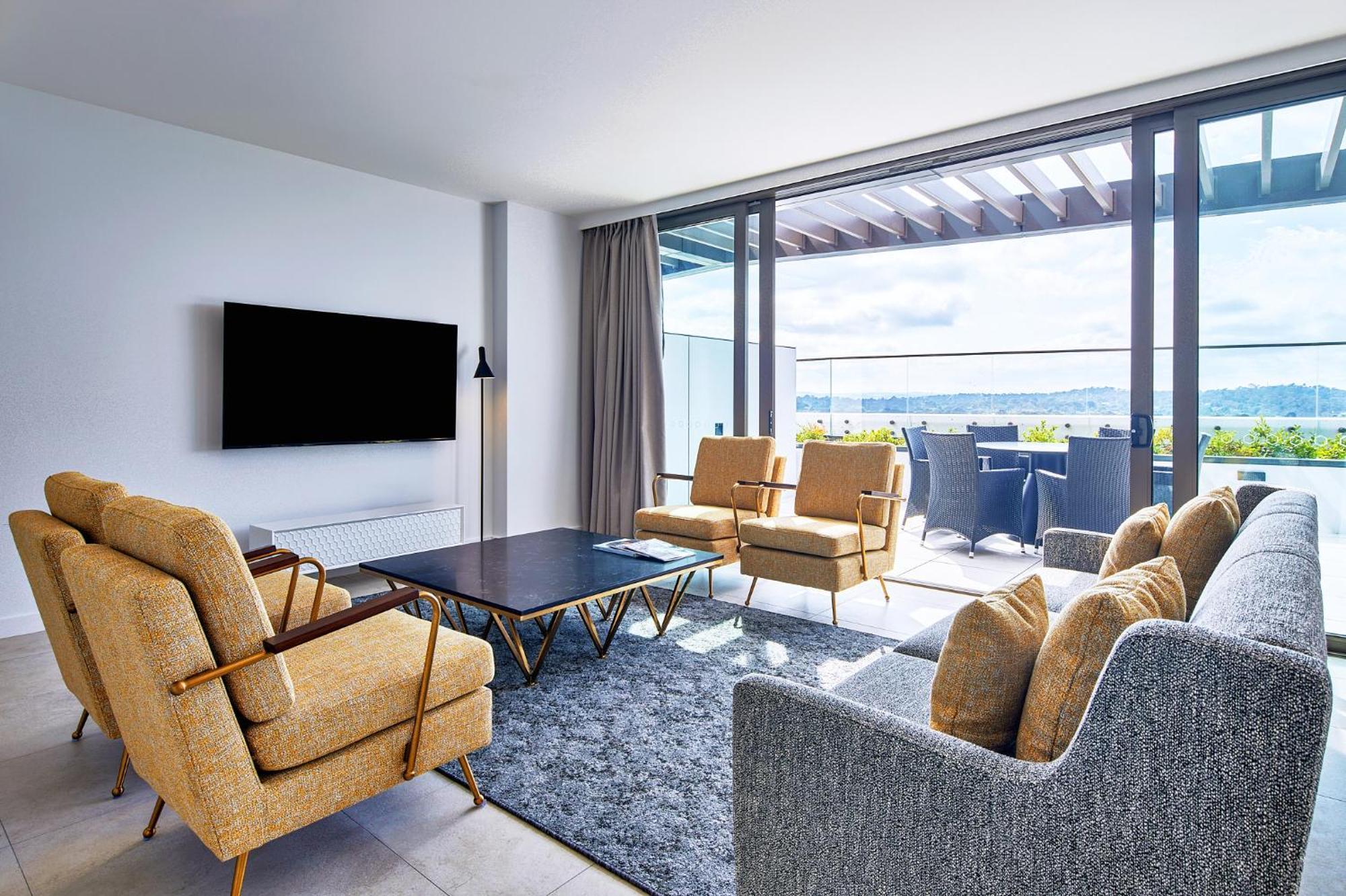 Meriton Suites Canberra Esterno foto A living room at the hotel