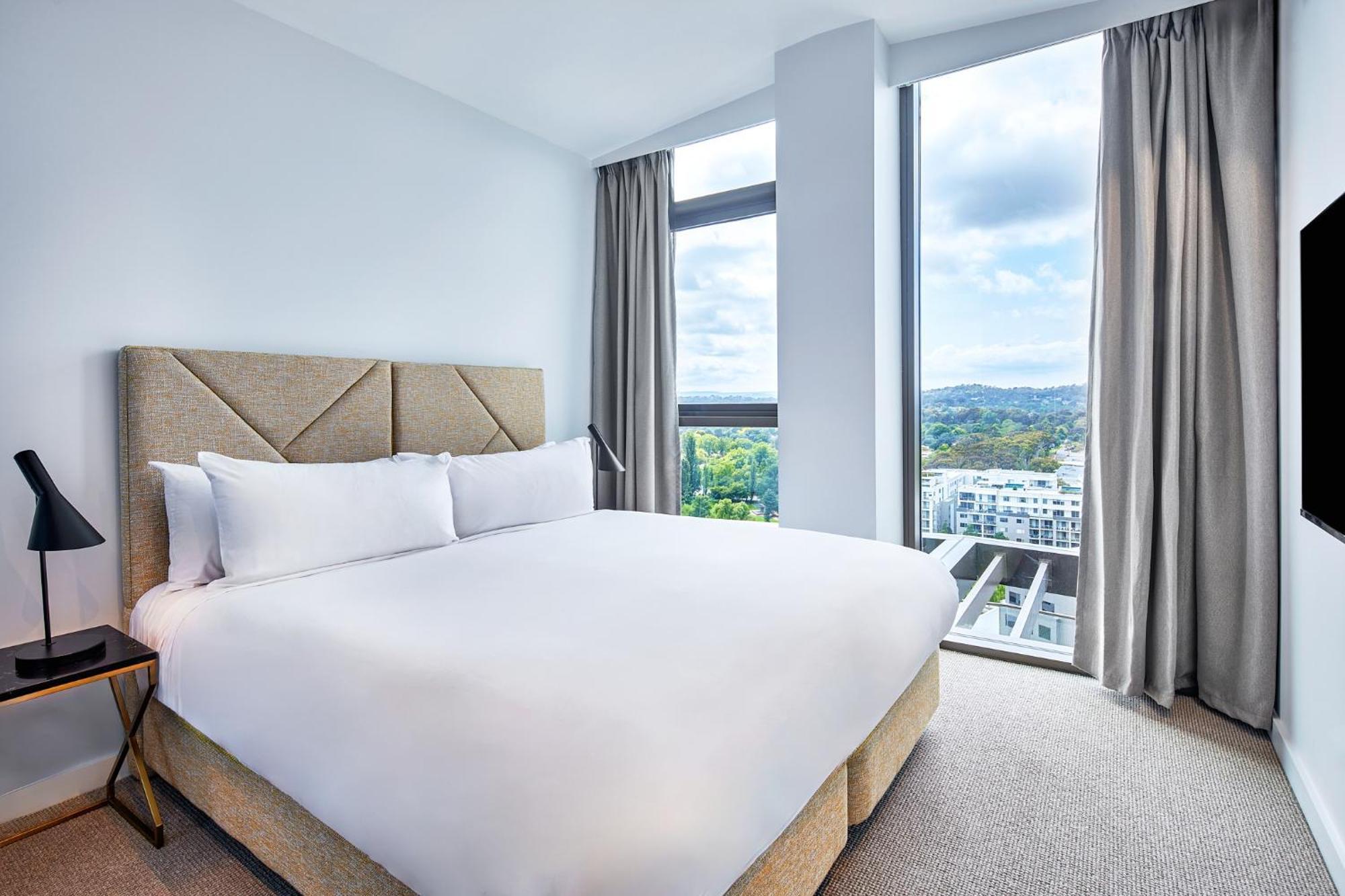 Meriton Suites Canberra Esterno foto A bedroom at the hotel