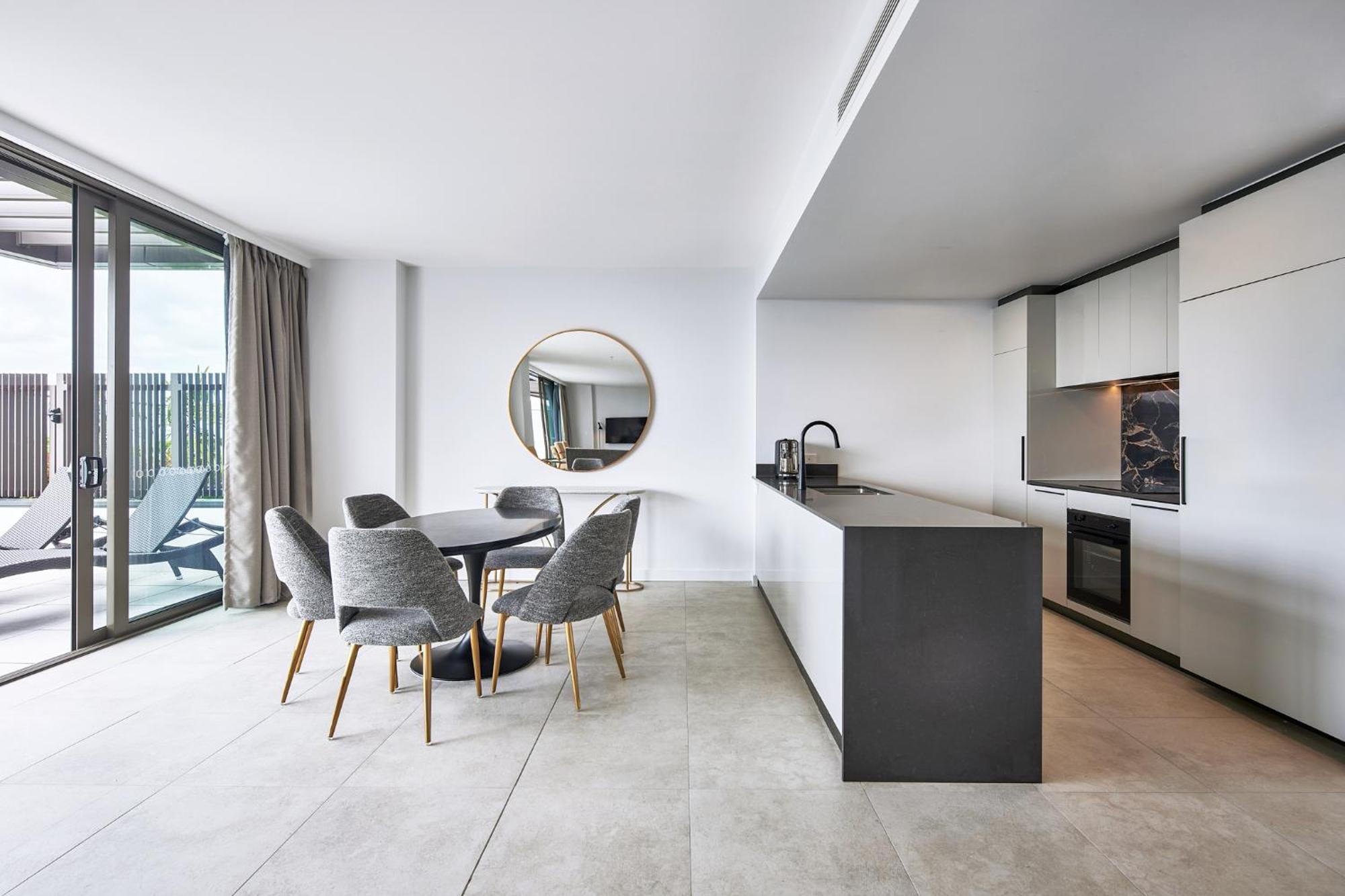 Meriton Suites Canberra Esterno foto The kitchen and dining area of a typical apartment