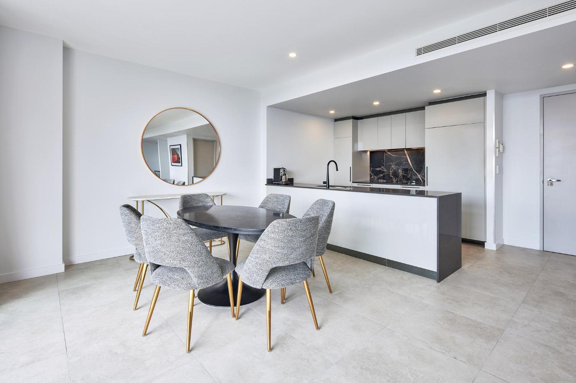 Meriton Suites Canberra Esterno foto A typical apartment interior