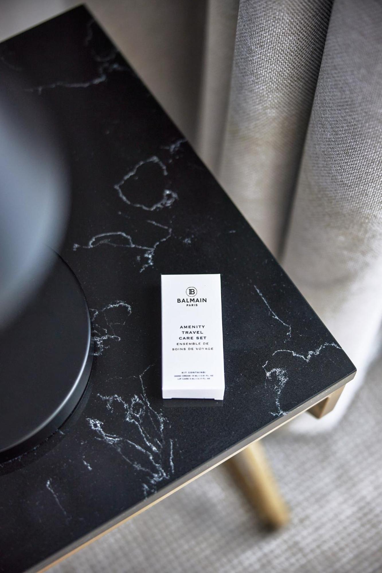 Meriton Suites Canberra Esterno foto Balmain Hair Couture