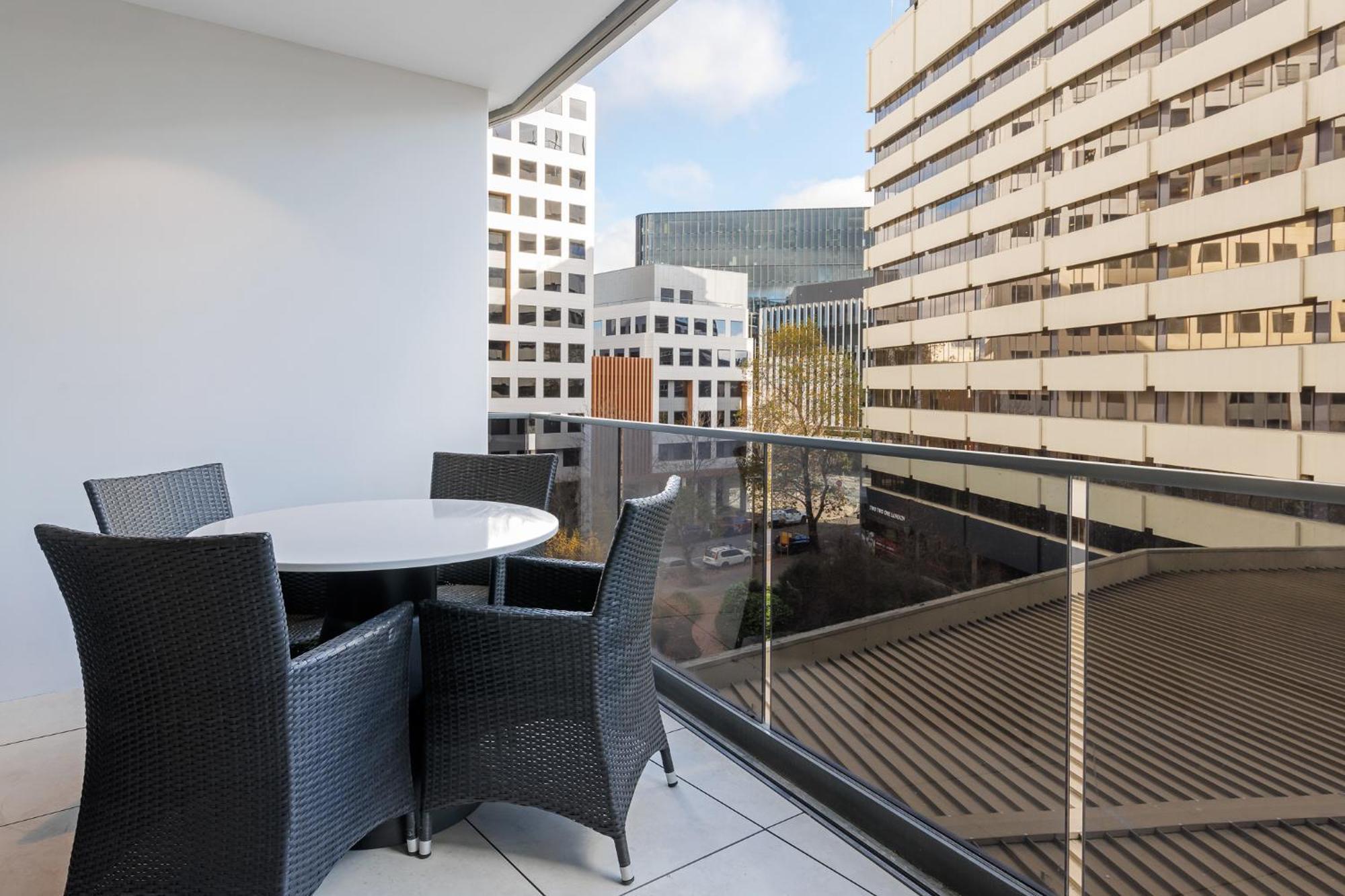 Meriton Suites Canberra Esterno foto A balcony
