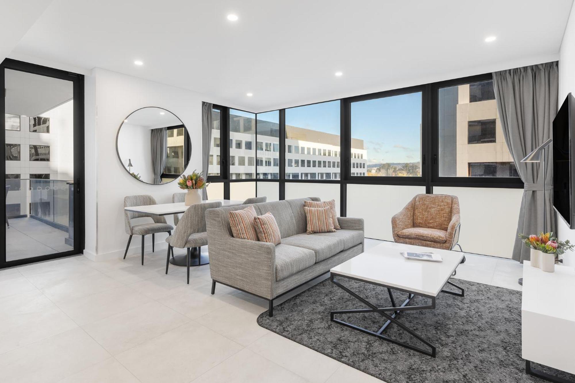 Meriton Suites Canberra Esterno foto The interior of a staged apartment