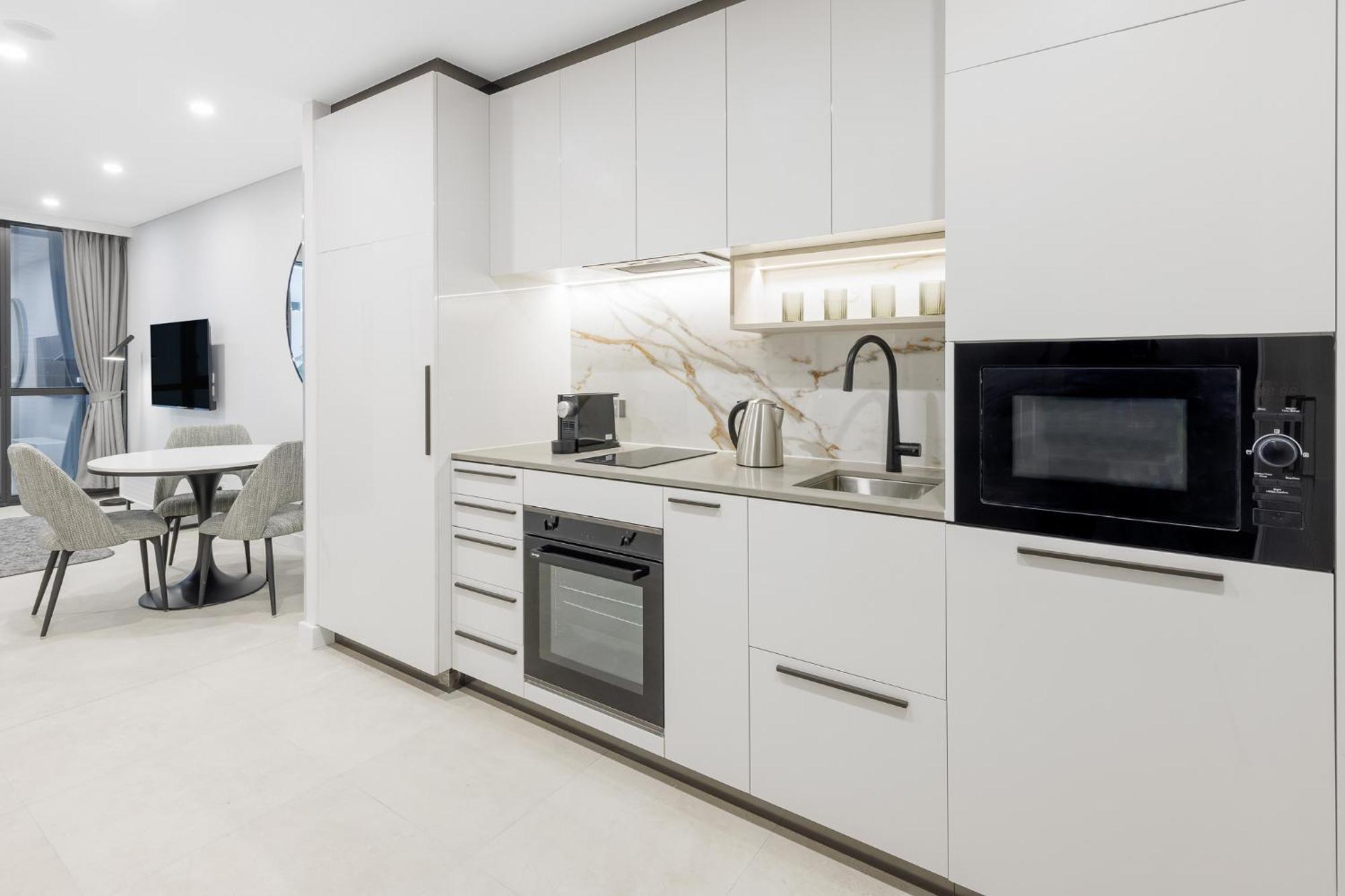 Meriton Suites Canberra Esterno foto A typical kitchen in a serviced apartment