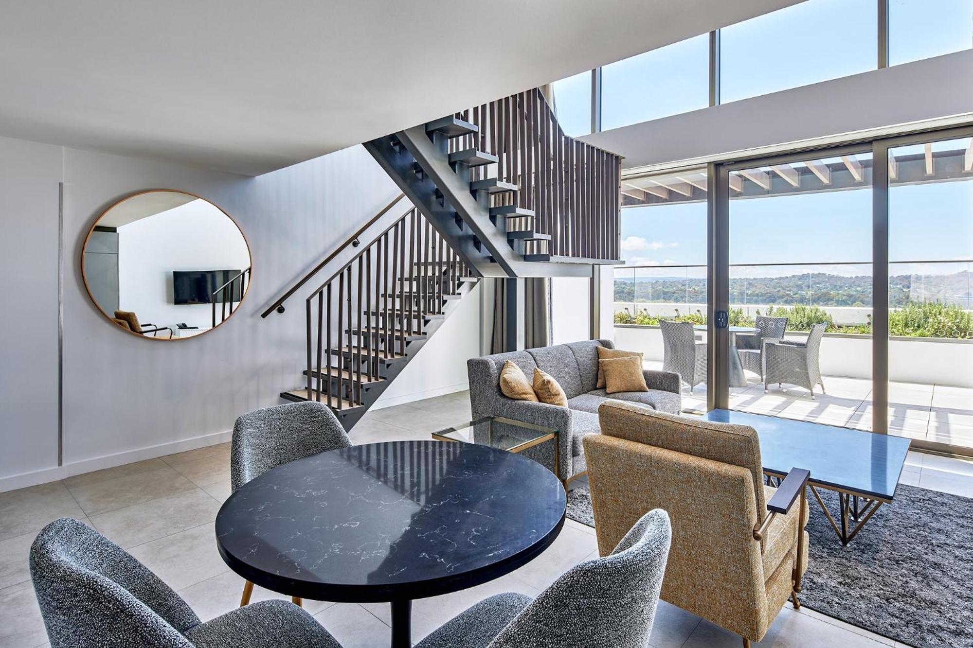 Meriton Suites Canberra Esterno foto The interior of a typical apartment at The Standard