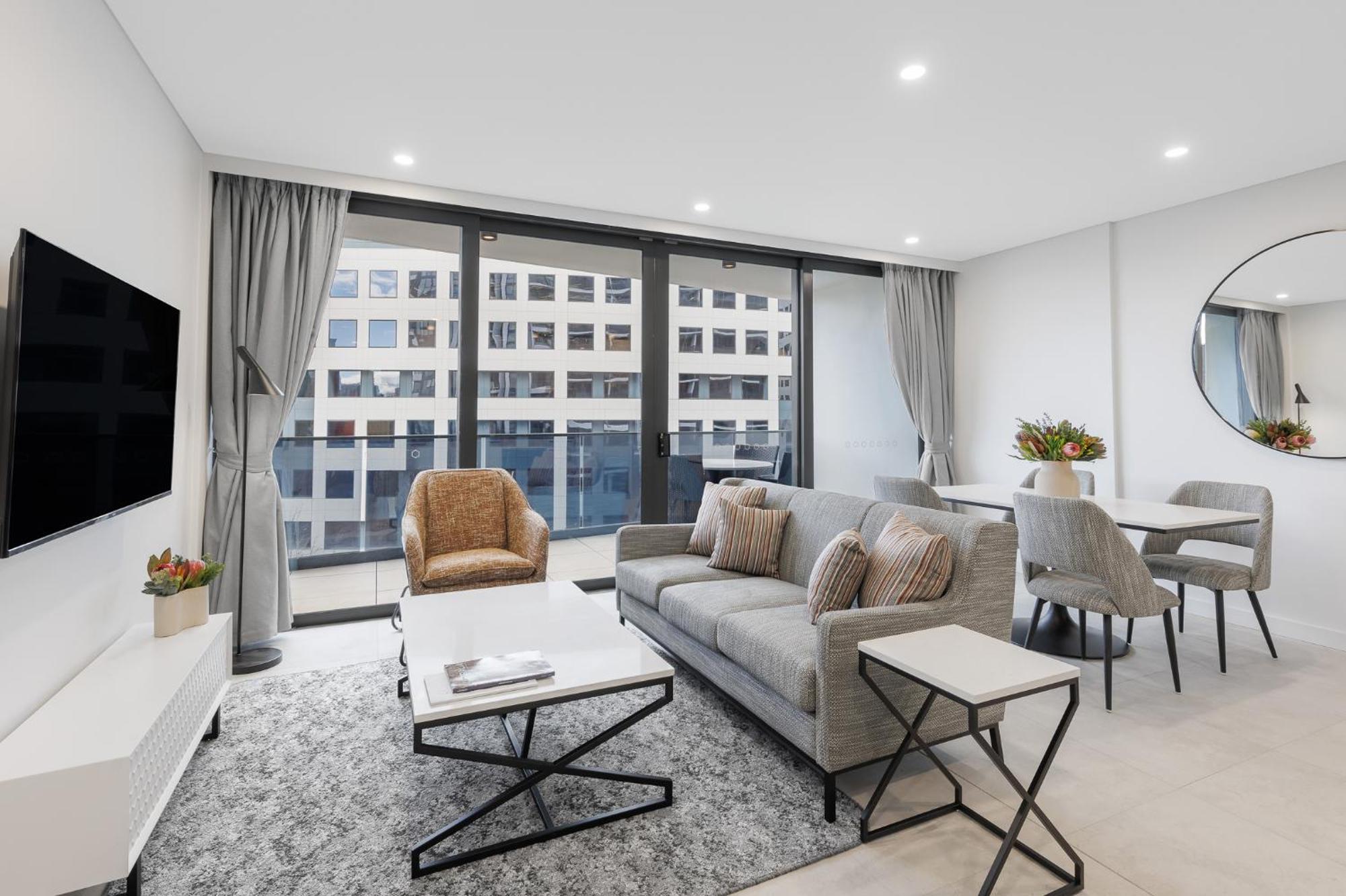 Meriton Suites Canberra Esterno foto Living room