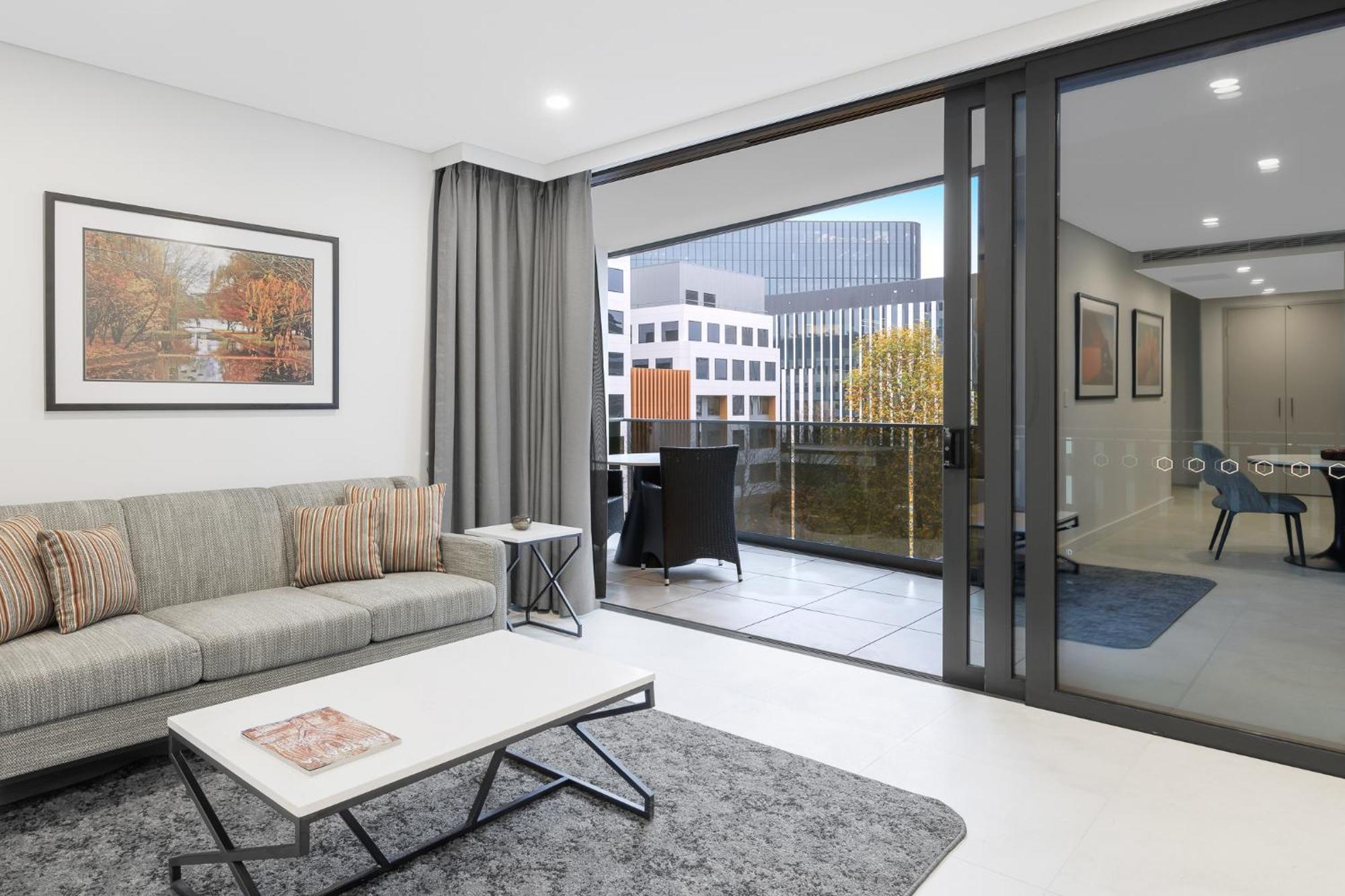 Meriton Suites Canberra Esterno foto The interior of a typical apartment