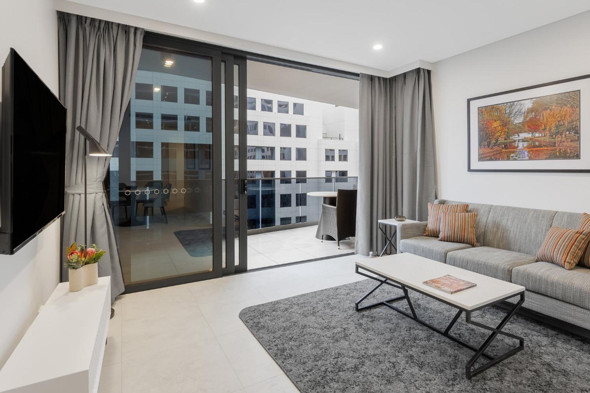 Meriton Suites Canberra Esterno foto Living room