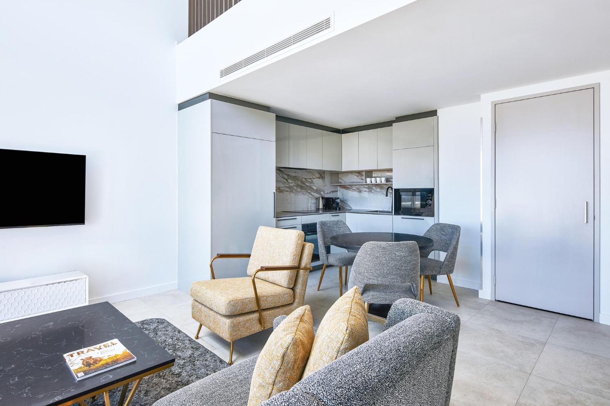 Meriton Suites Canberra Esterno foto The interior of a typical apartment