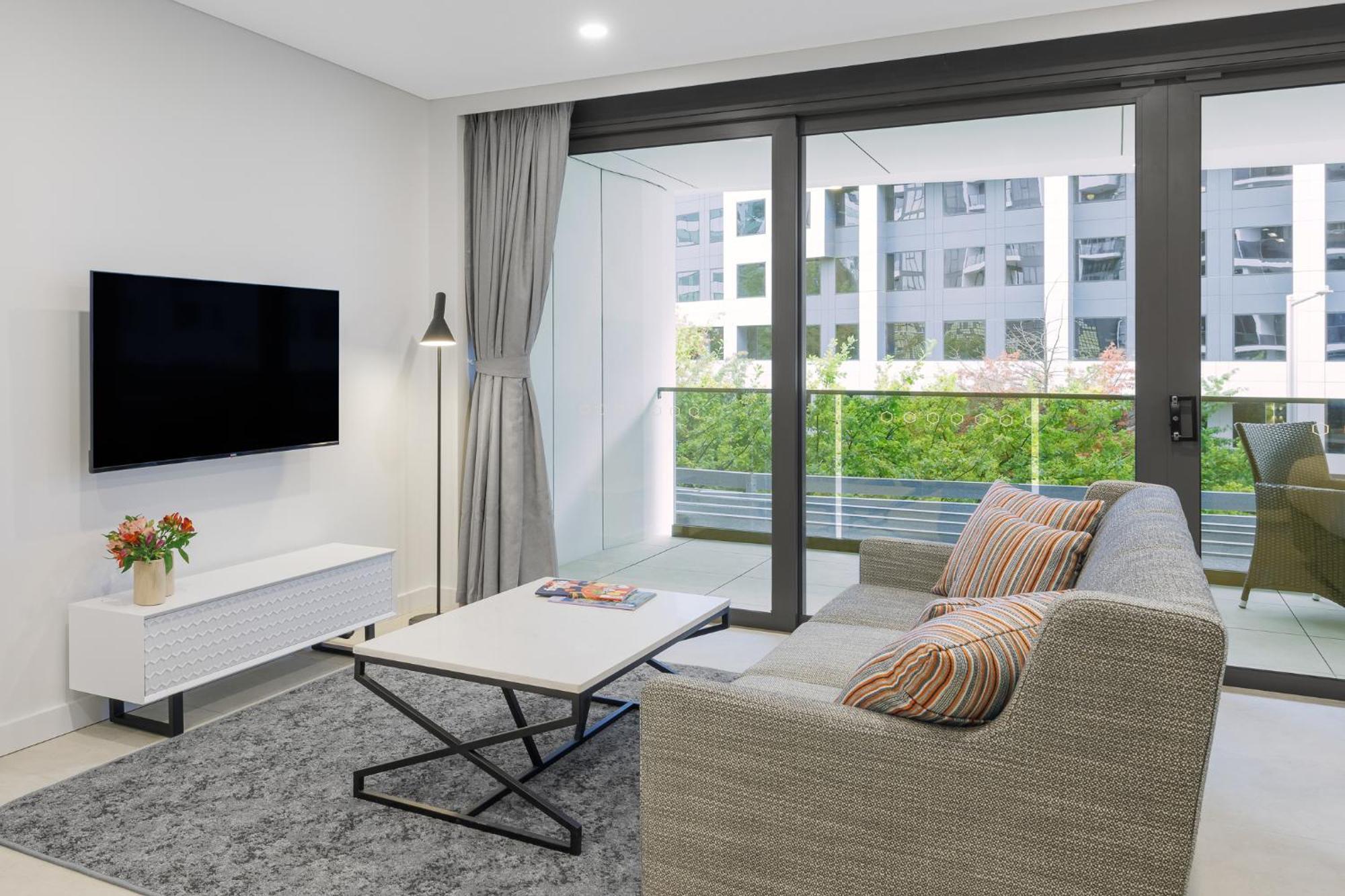 Meriton Suites Canberra Esterno foto Living room