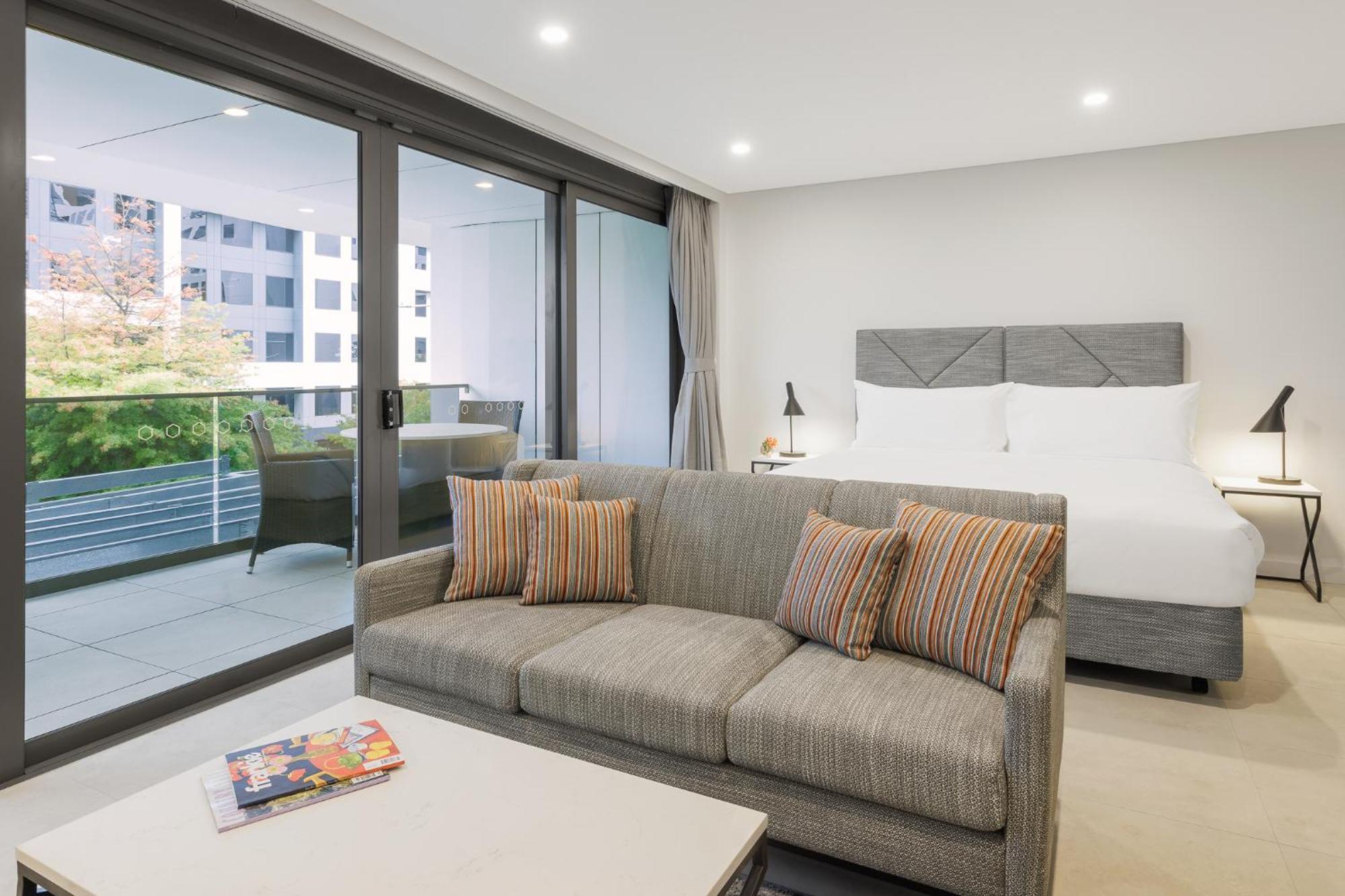 Meriton Suites Canberra Esterno foto A typical Studio apartment at the Mantra on Hay Street